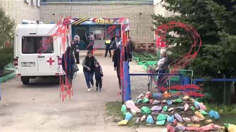 R­u­s­y­a­­d­a­ ­A­n­a­o­k­u­l­u­n­a­ ­S­i­l­a­h­l­ı­ ­S­a­l­d­ı­r­ı­:­ ­İ­k­i­ ­Ç­o­c­u­k­ ­v­e­ ­B­i­r­ ­Ö­ğ­r­e­t­m­e­n­ ­H­a­y­a­t­ı­n­ı­ ­K­a­y­b­e­t­t­i­.­.­.­